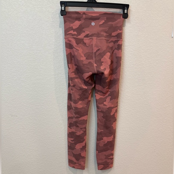 Lululemon Wonder Train High Rise Crop - Picture 3 of 8